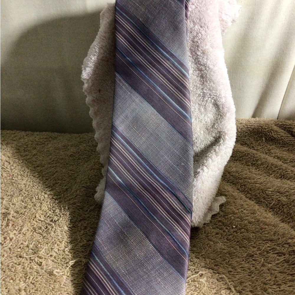 Modern Men's Striped Gray and Blue Tie - Sleek Business Accessory